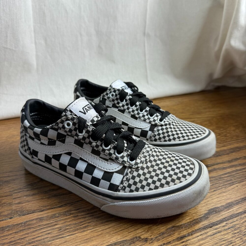 Vans checkered black and white like new boys size 2Y shoes